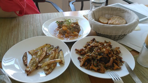 Chantarelle, chicken with beer, potatoes and bread